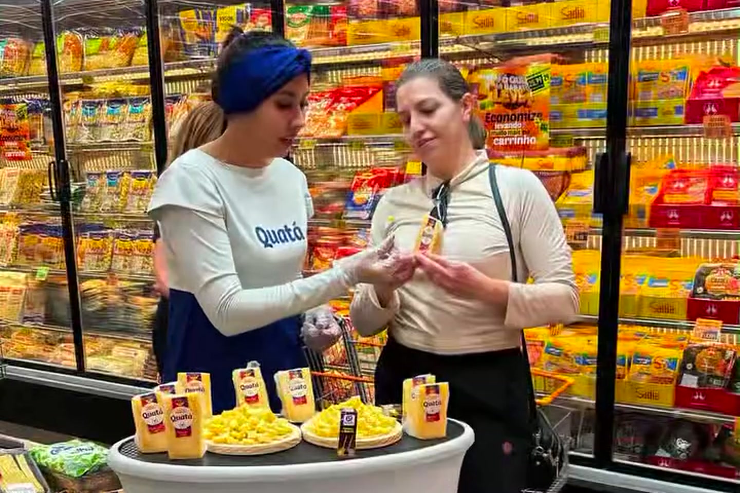 Promotora realizando degustação de produto em supermercado